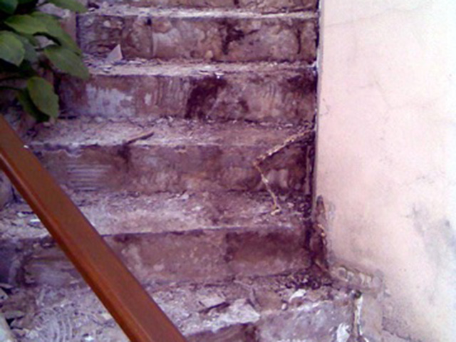 Außentreppe vor der Renovierung